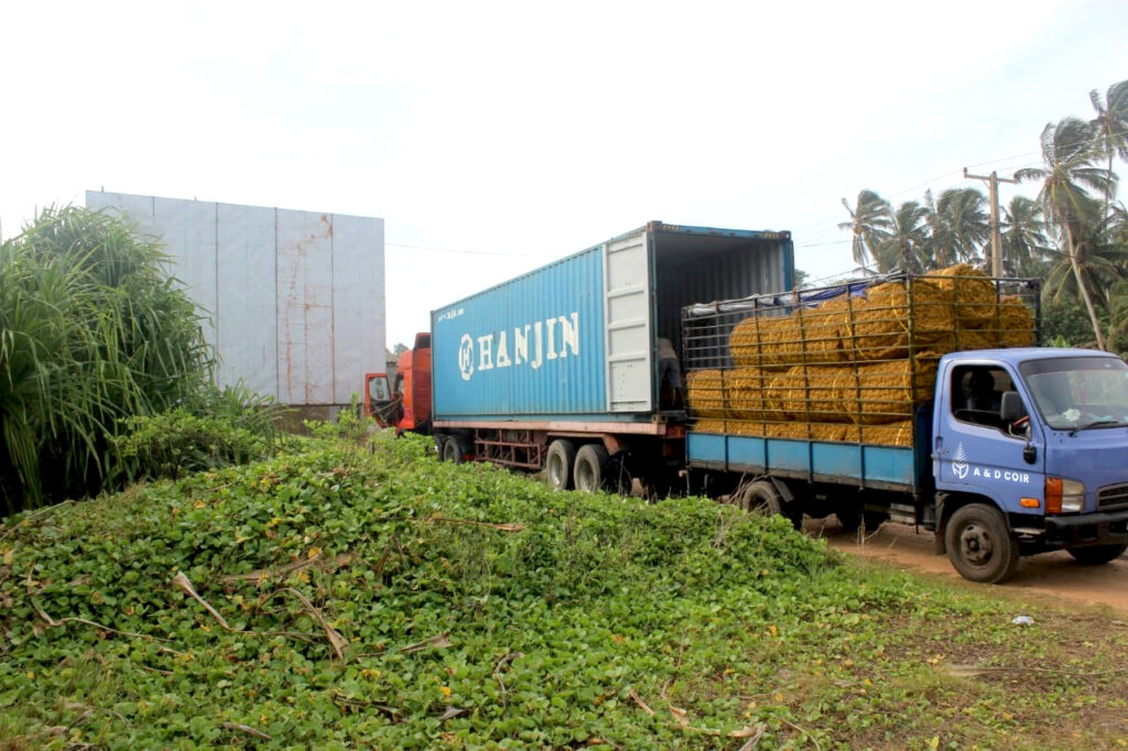 container-loading-andcoir-products-srilanka